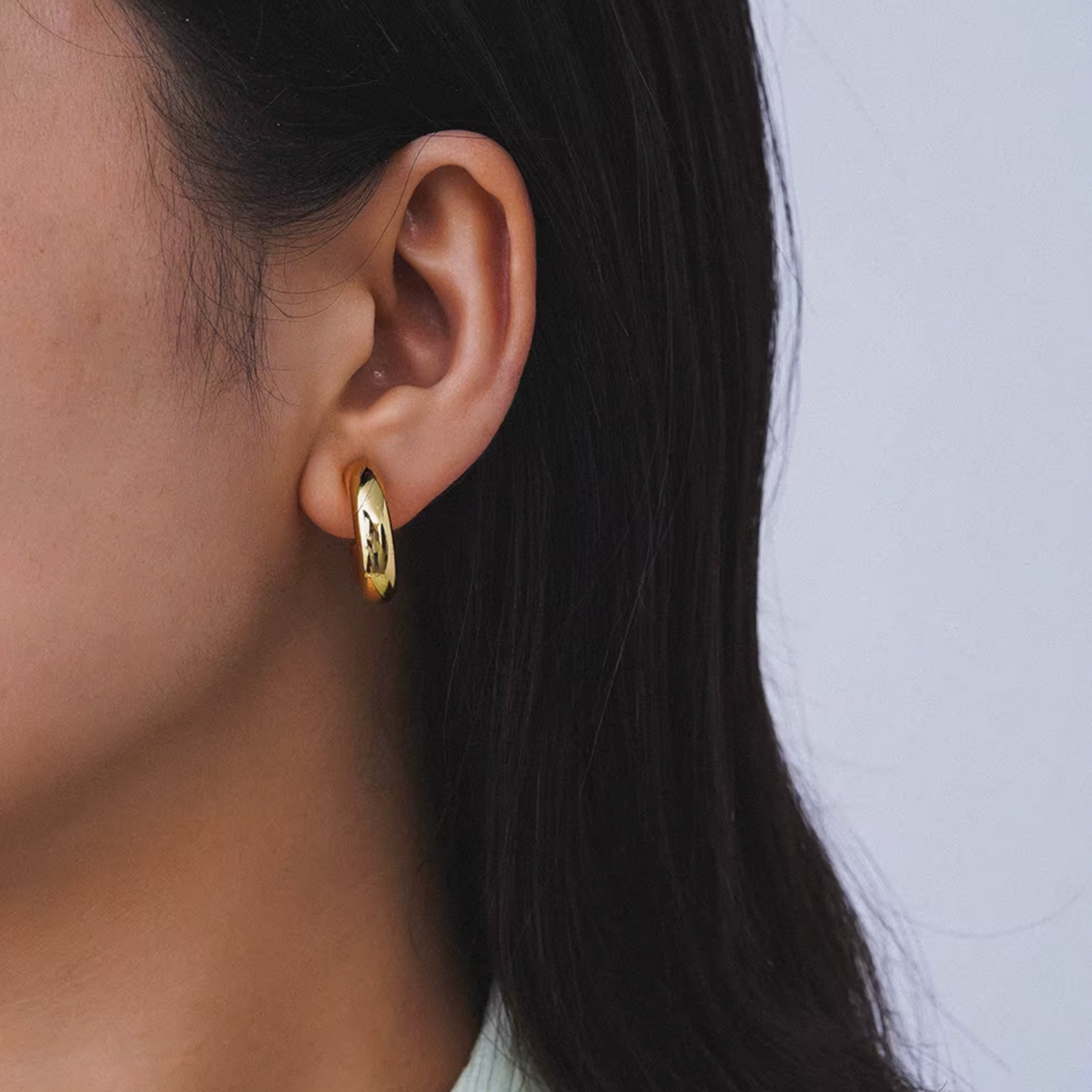 creolen oorbellen goud in vrouwen oor