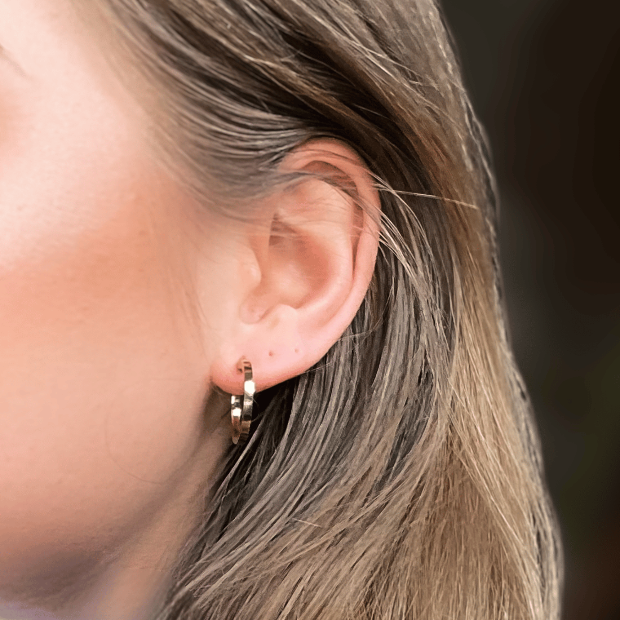 hoop oorbellen in oor dame