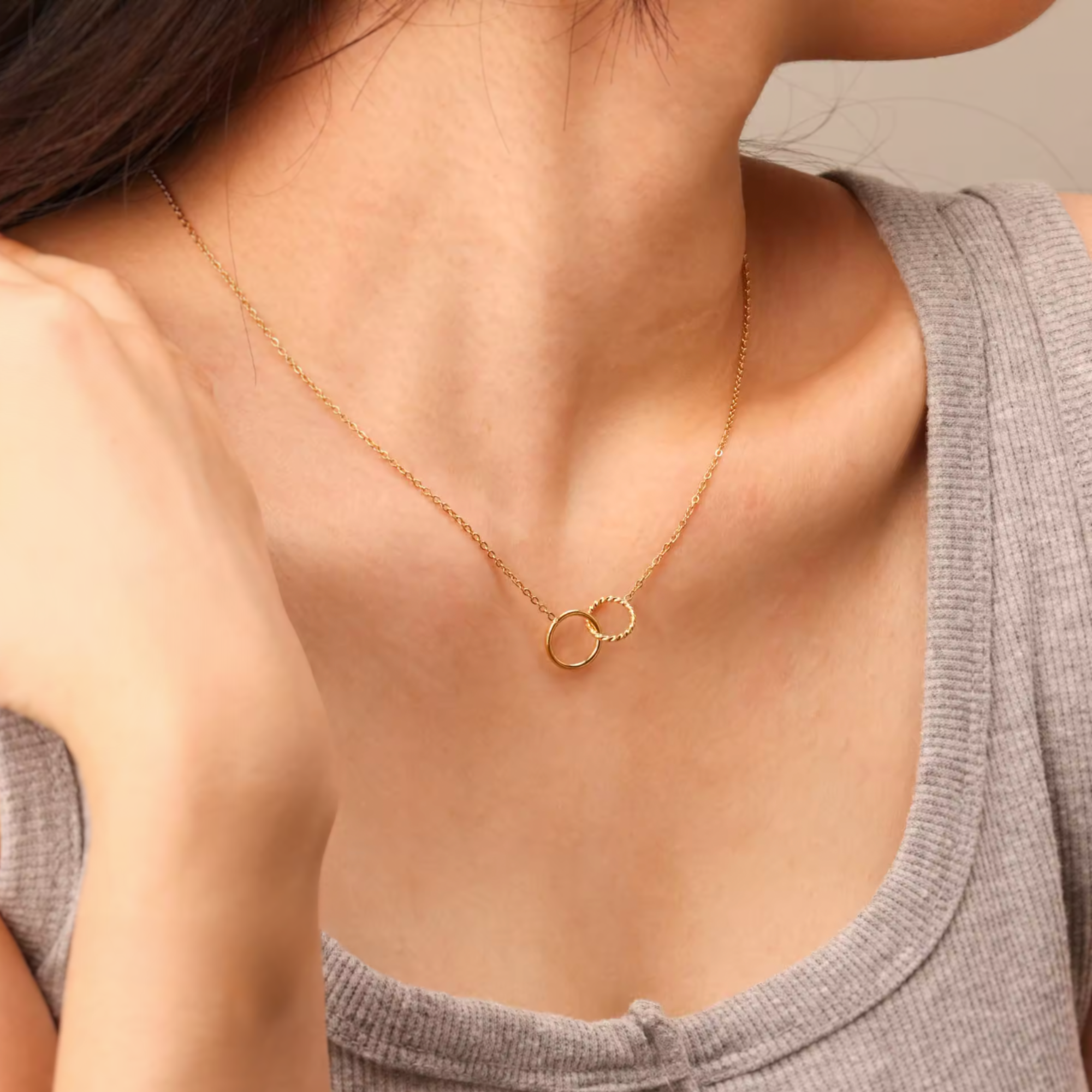 dames ketting met 2 cirkels betekenis