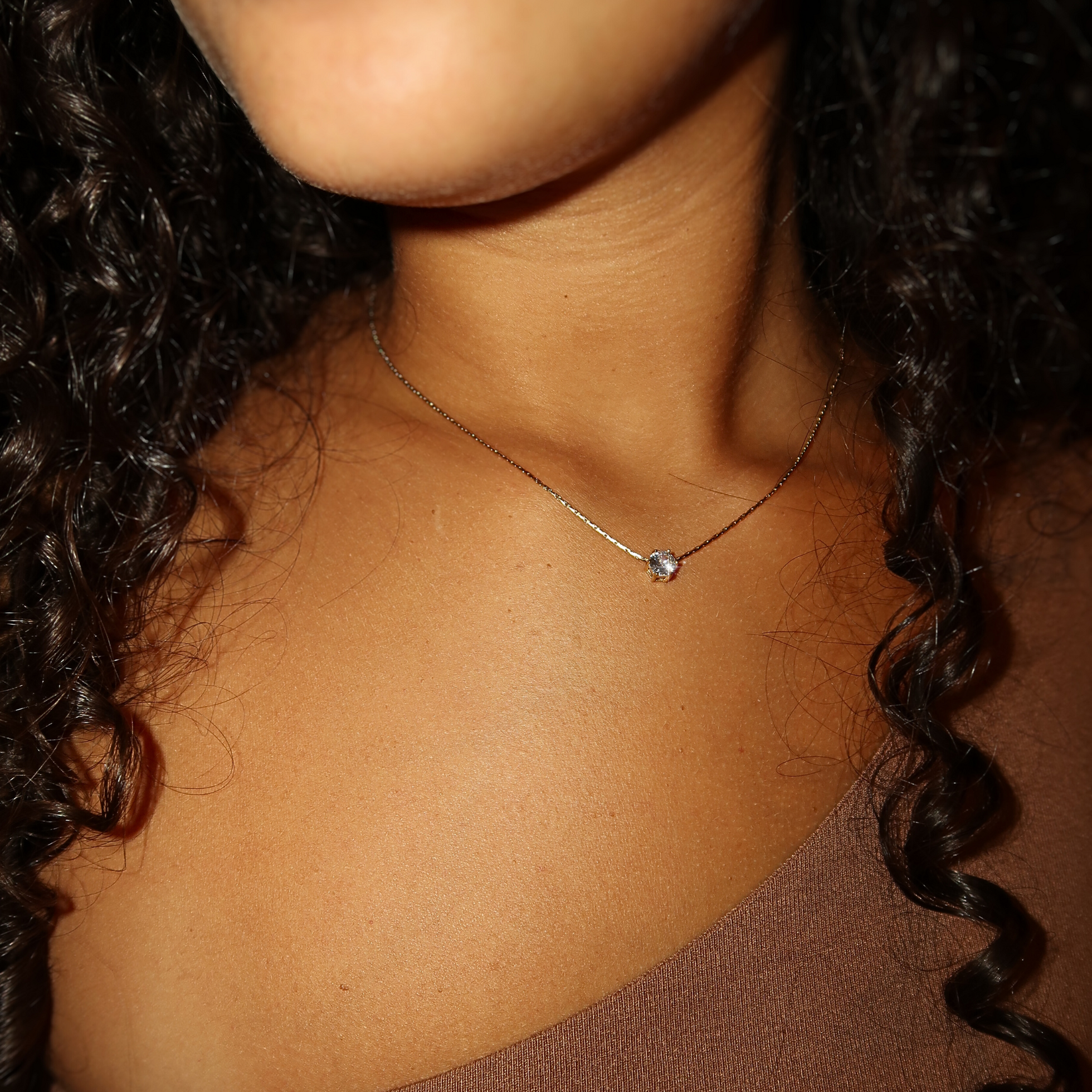 minimalistische ketting met klein steentje vrouw