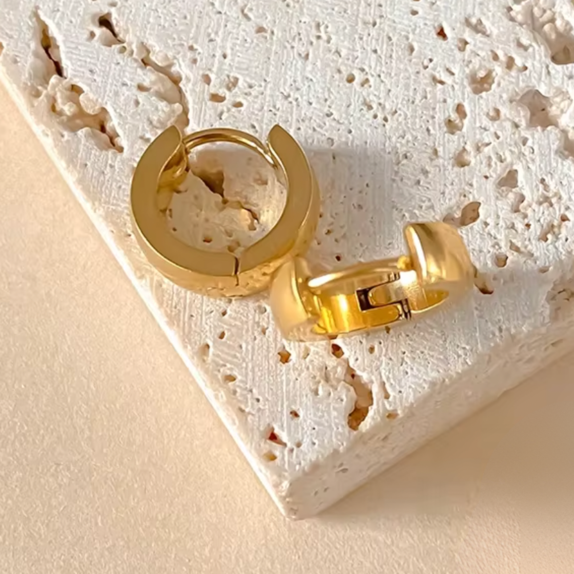 huggie oorbellen goud