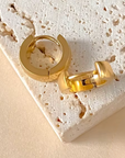huggie oorbellen goud