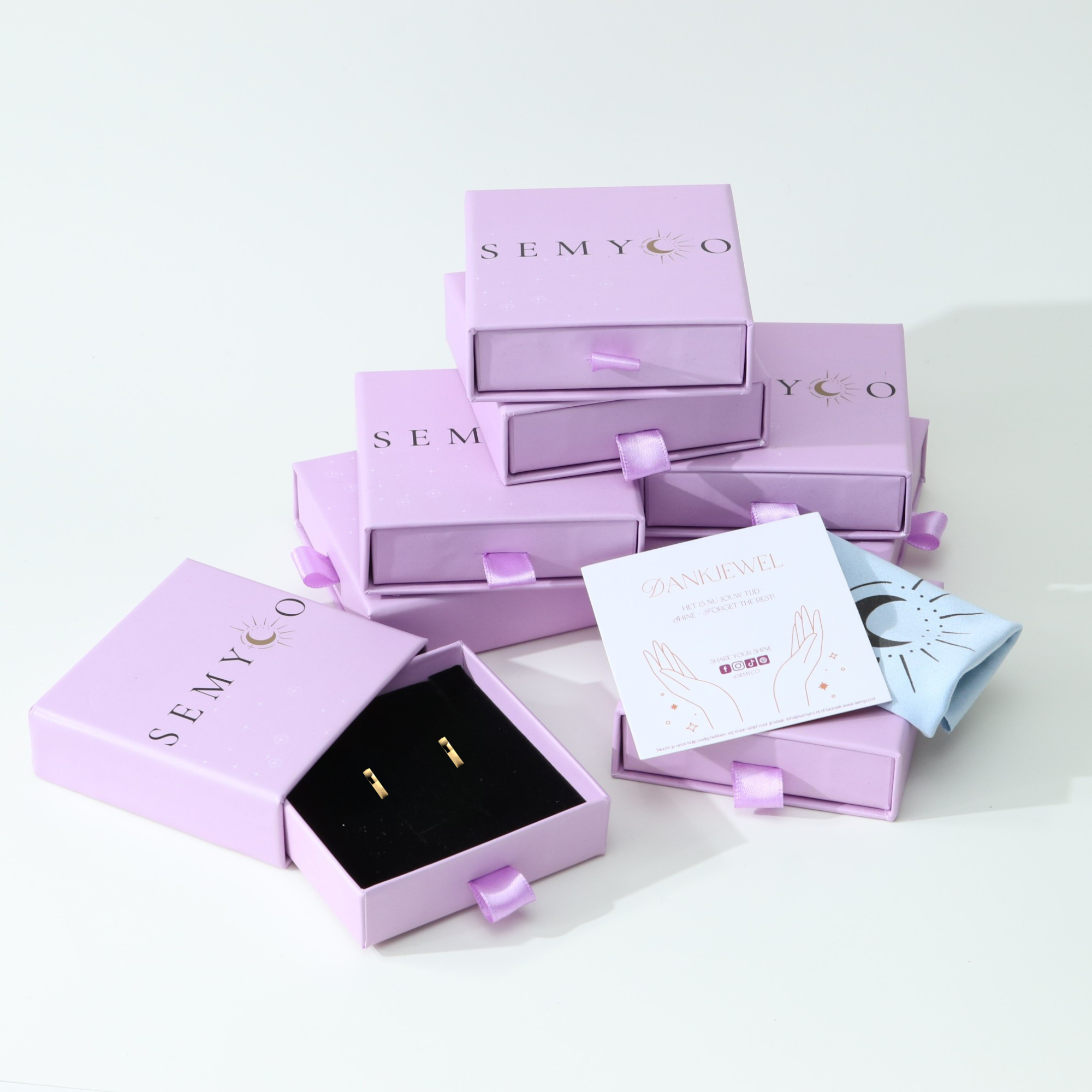 minimalistische kleine oorbellen in cadeau doosje voor moederdag kerst valentijn