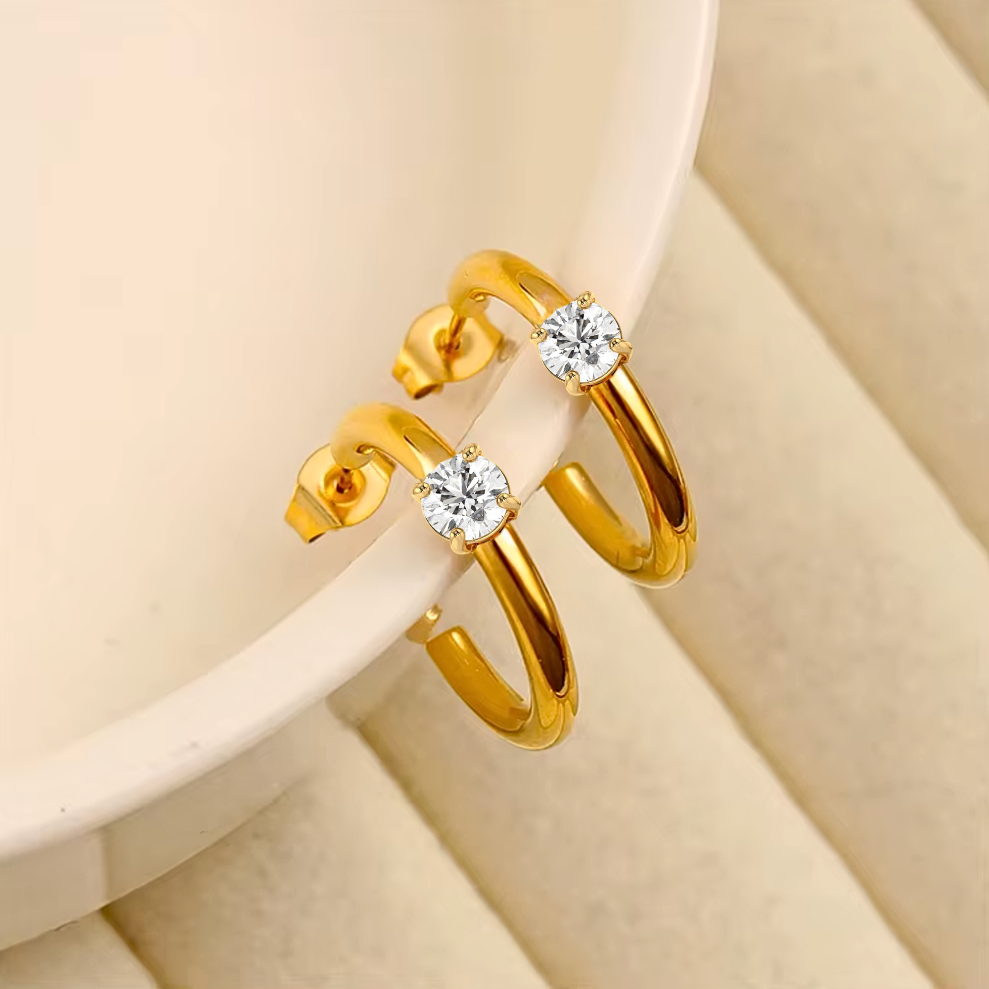 oorbel goudkleurig met steentje