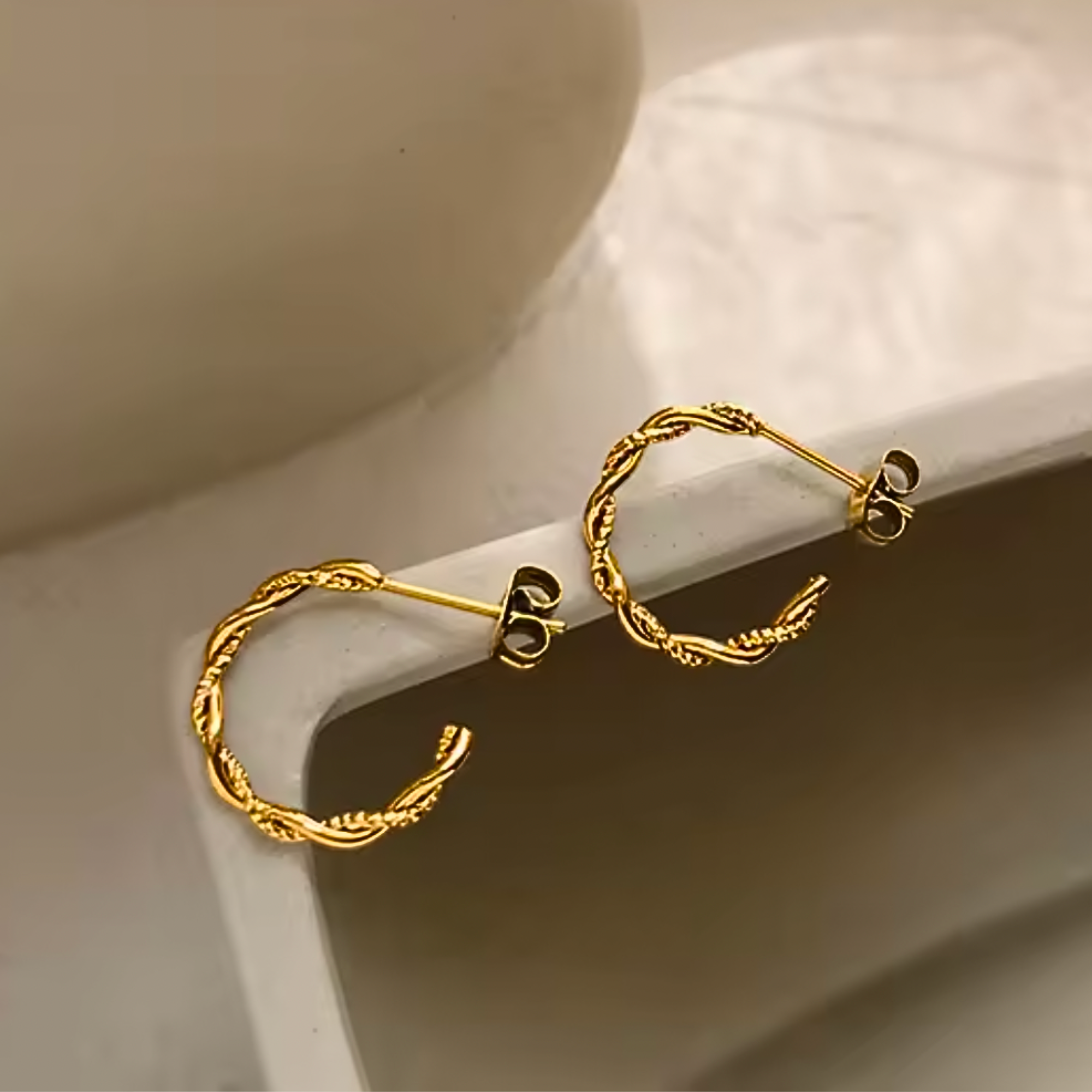 gedraaide oorringen oorstekers goud