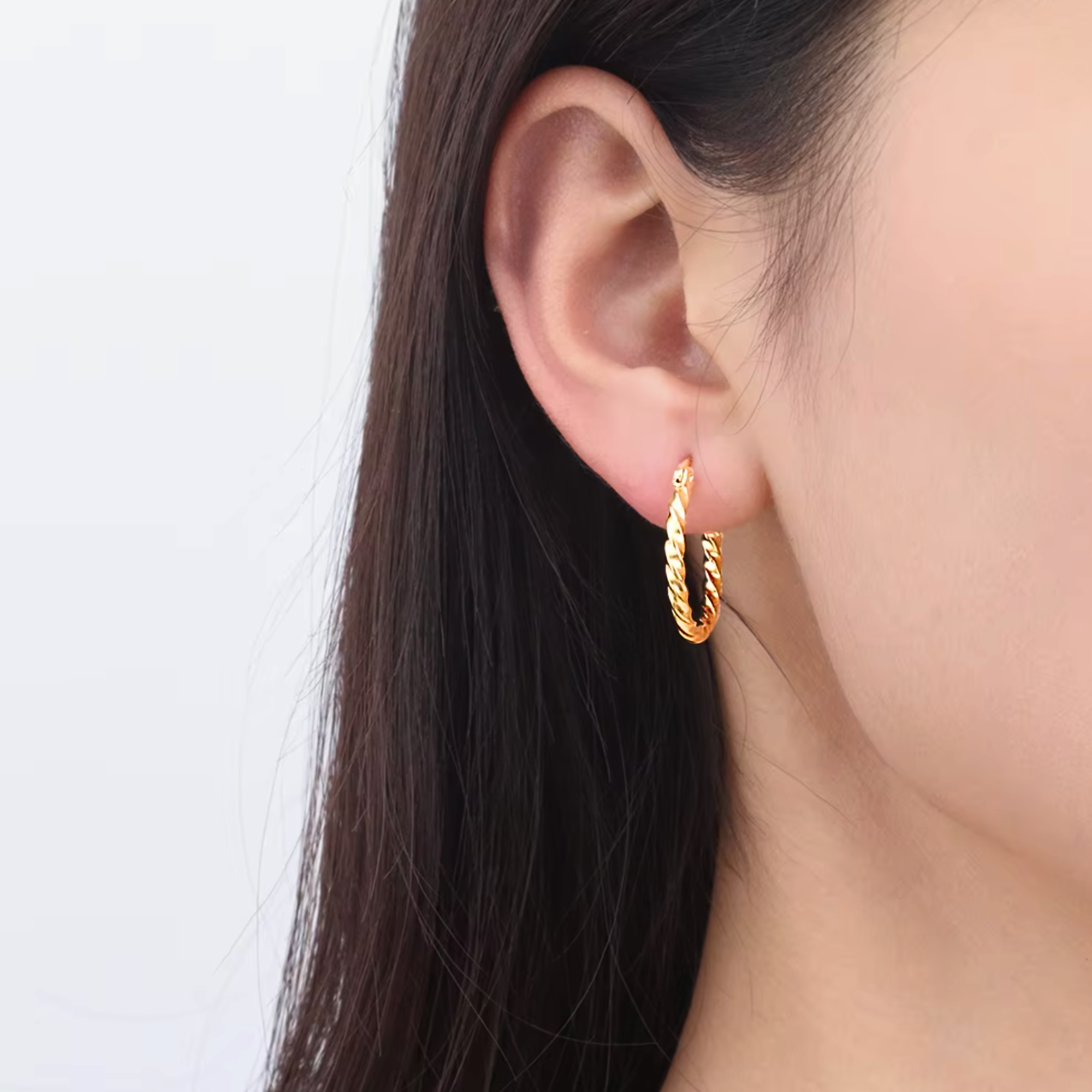 gouden oorringen gedraaid effect