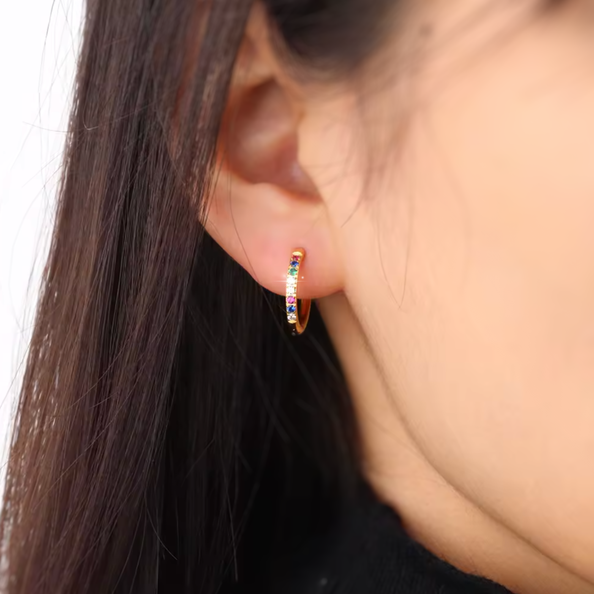 creolen met gekleurde steentjes vrouw