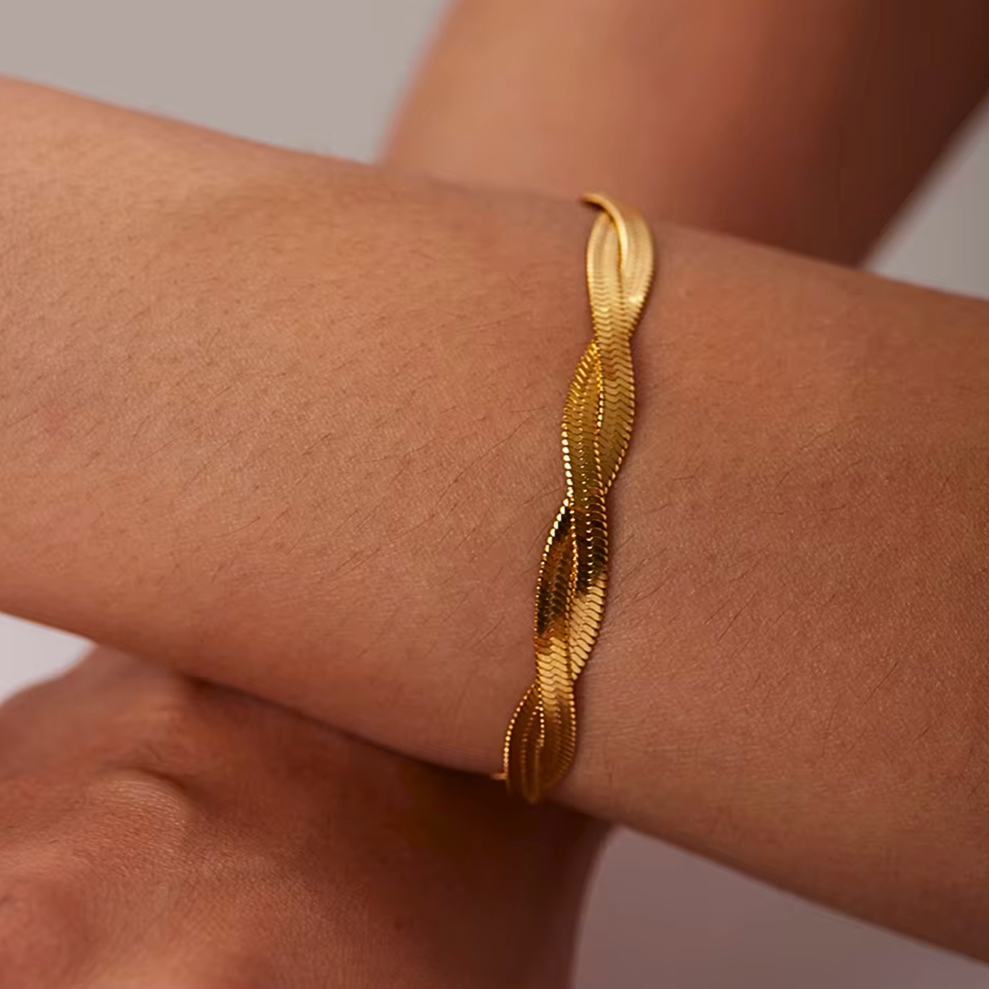 visgraat armbandje om pols vrouw