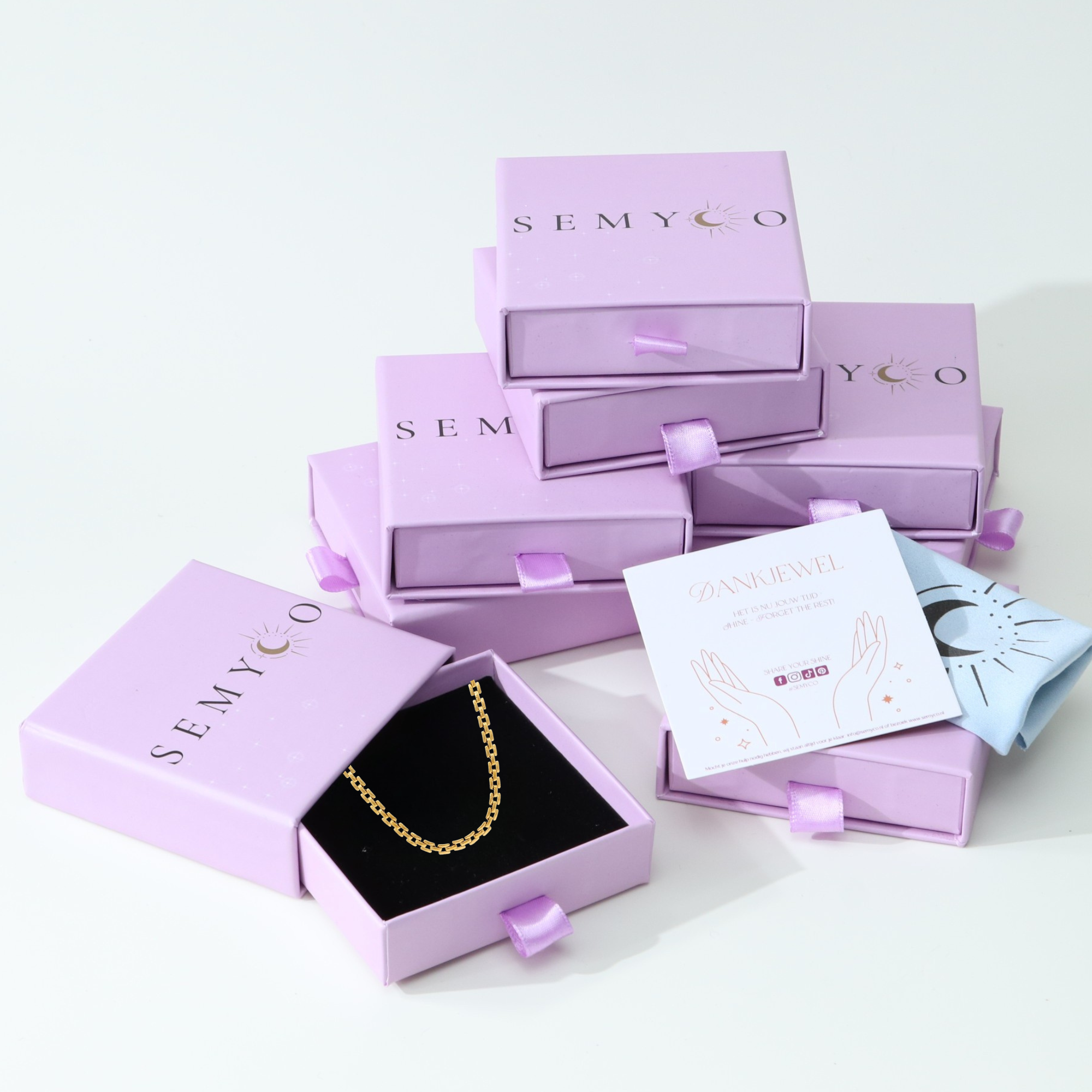goudkleurige schakel ketting in luxe sieradendoosje