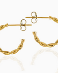 gouden oorstekers met gedraaid effect