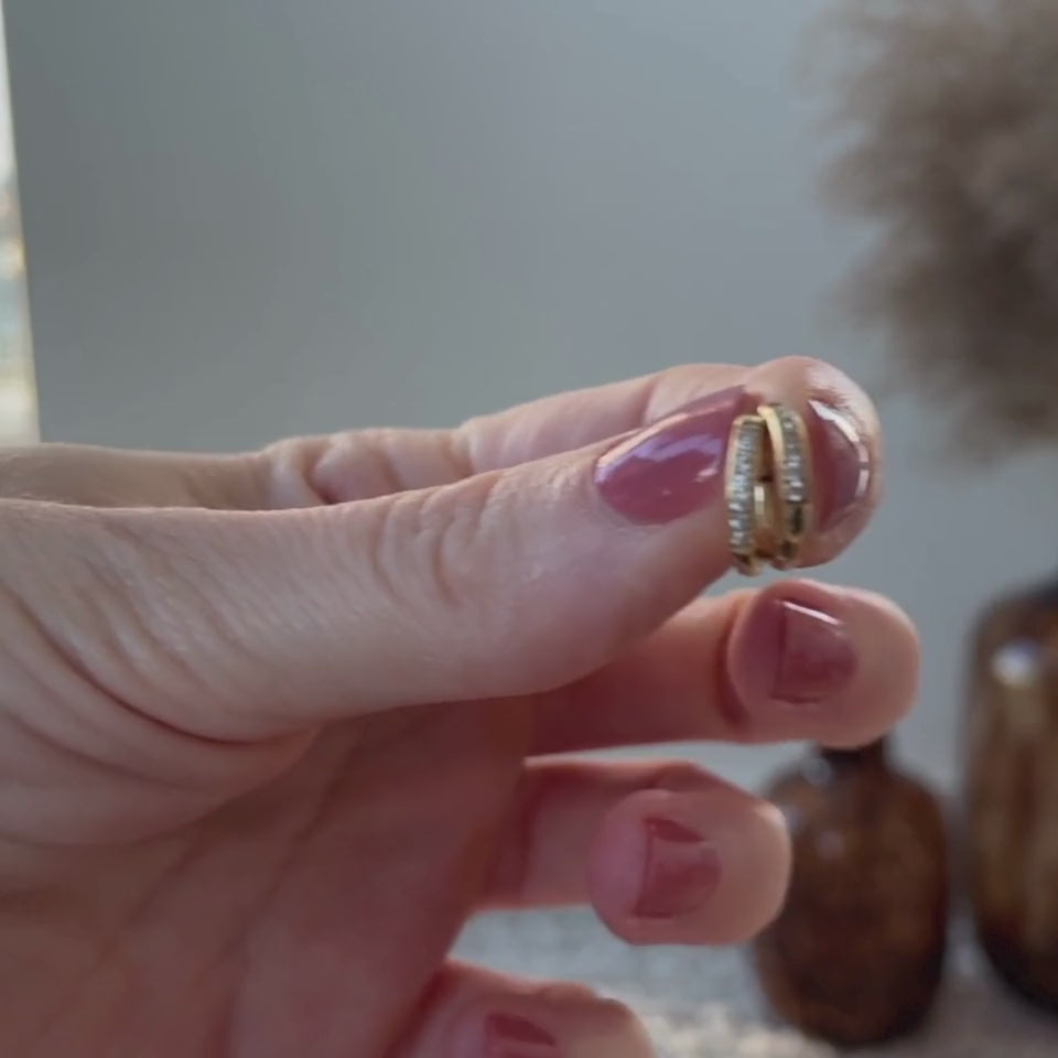 kleine oorringen met zirkonia steentjes van het merk Semyco